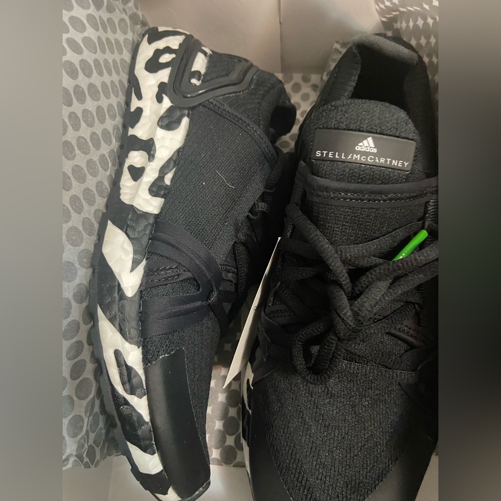 Black and white adidas size 8